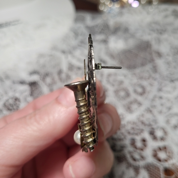 Vintage Steampunk Gear Earrings with Pearl Accents - Picture 5 of 6